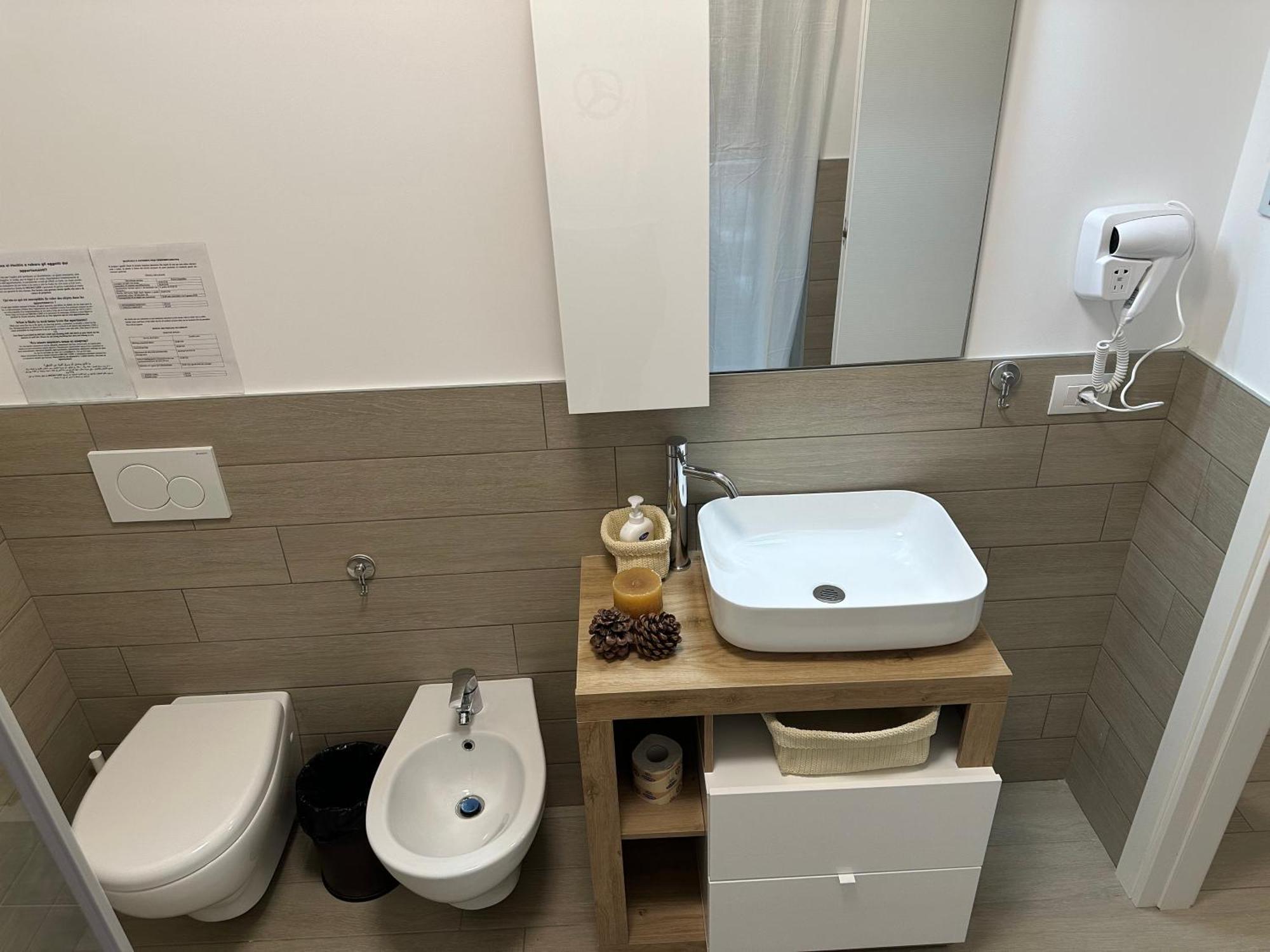 Casa Ideale Tim Appartmanti Moderni Vicina Al Centro Lecco Exterior foto