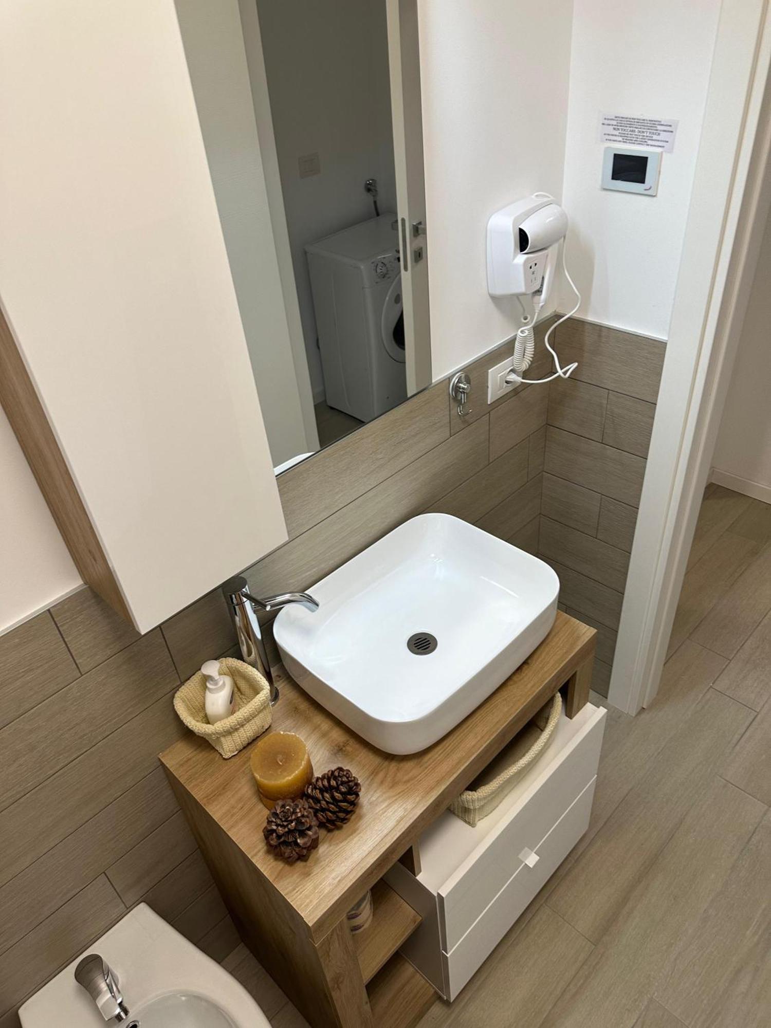 Casa Ideale Tim Appartmanti Moderni Vicina Al Centro Lecco Exterior foto